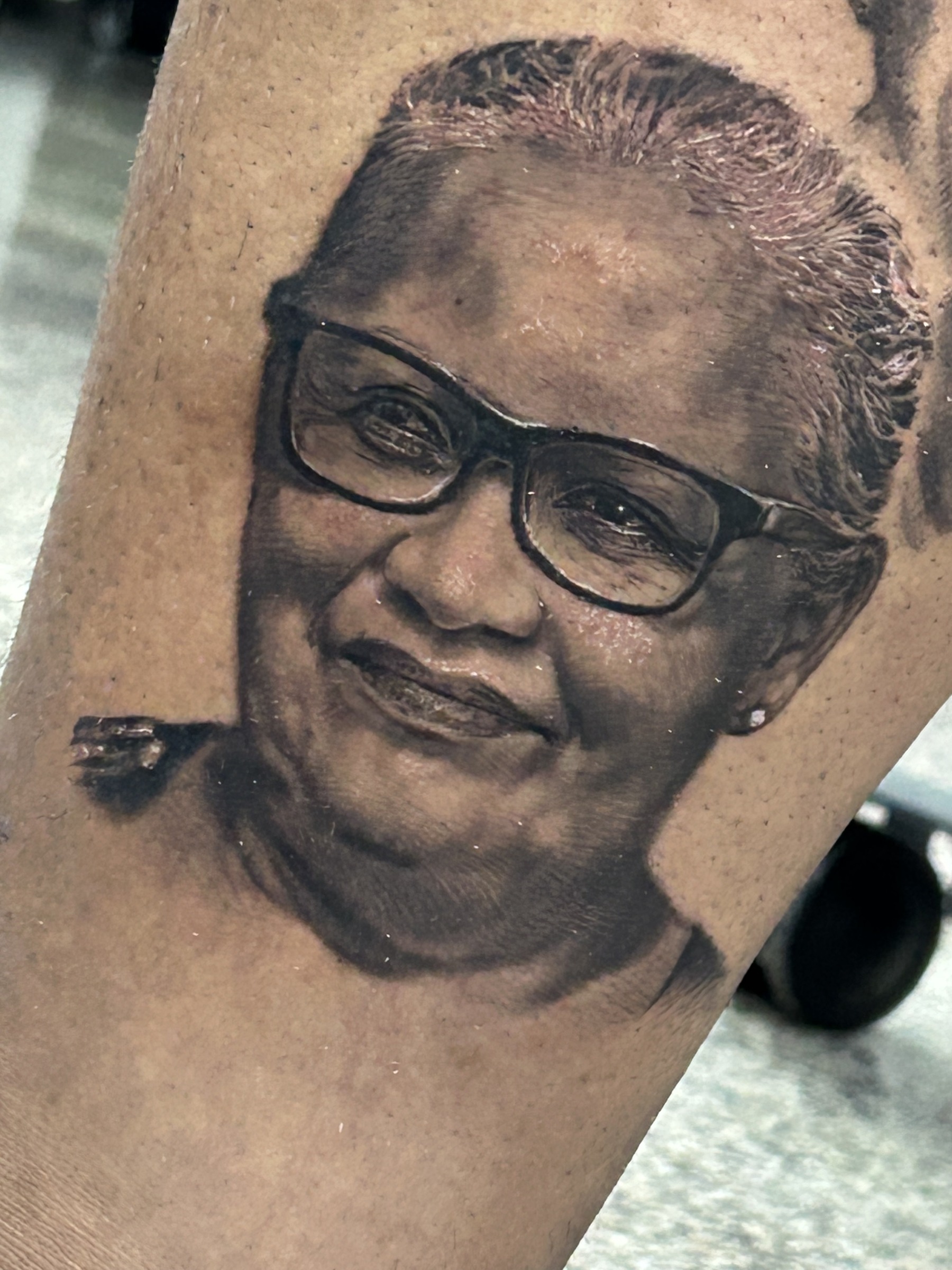 Tatuagem realista de uma senhora de óculos, por Muell Machado