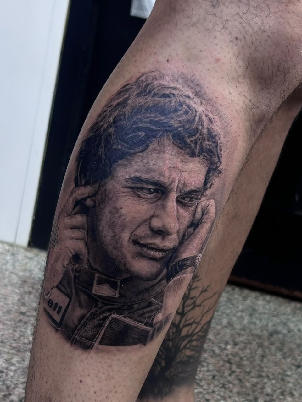 Retrato realista em preto e cinza, por Muell Machado